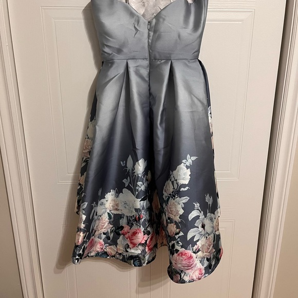 Boutique 1861 - Asymmetrical blue strapless dress with beautiful floral print - Picture 4 of 5